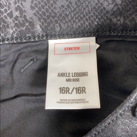 Express Mid Rise Snakeskin Print Ankle Jean - Picture 7 of 8